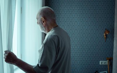 Isolement personnes âgées à domicile : 7 vérités 2026