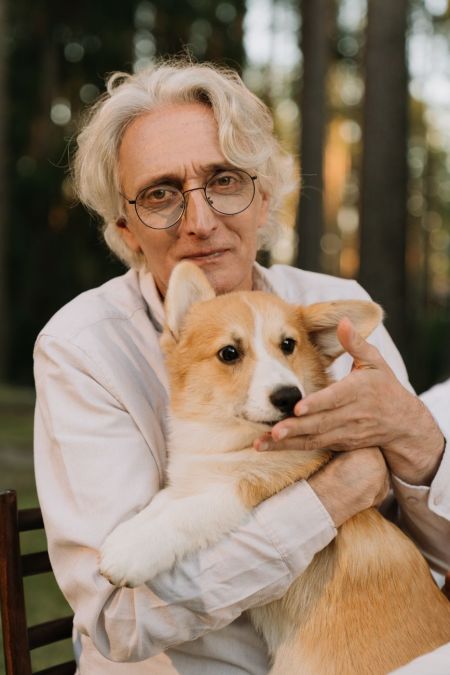 Résidence senior avec animaux : vivre avec son chat ou son chien en village senior