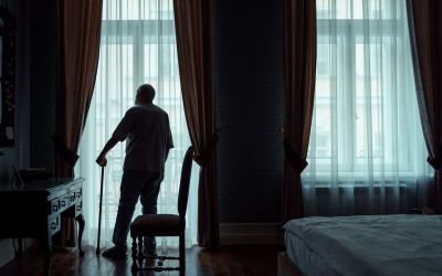 Senior seul à domicile : 5 risques réels et comment les éviter en 2026