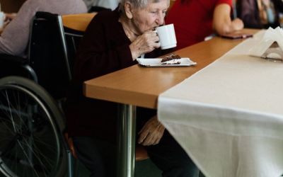 Alternative à la maison de retraite : 4 solutions concrètes pour un senior autonome en 2026