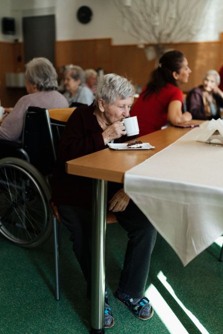 Alternative à la maison de retraite : 4 solutions concrètes pour un senior autonome en 2026